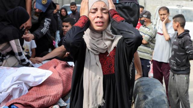 Una mujer reacciona durante el funeral de los palestinos muertos en los ataques israelíes, en el hospital de los Mártires de Al-Aqsa, en Deir Al-Balah, en el centro de la Franja de Gaza , el 18 de mayo de 2025