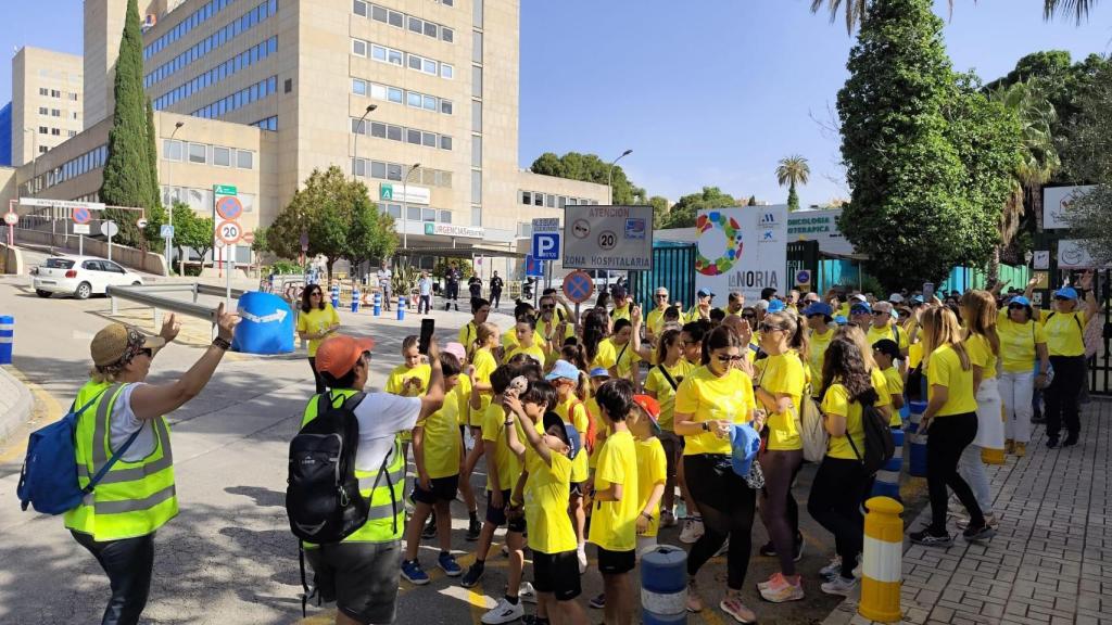 Cientos de malagueños participan en la I Marcha Solidaria por el cáncer infantil.