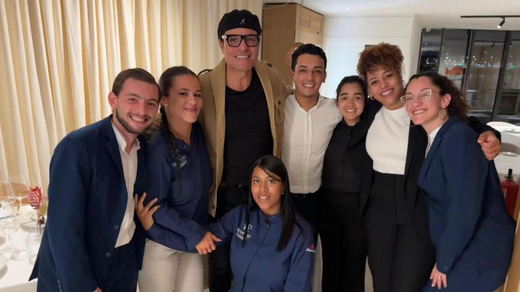 Chayanne junto al personal de sala del Tira do Playa en A Coruña.