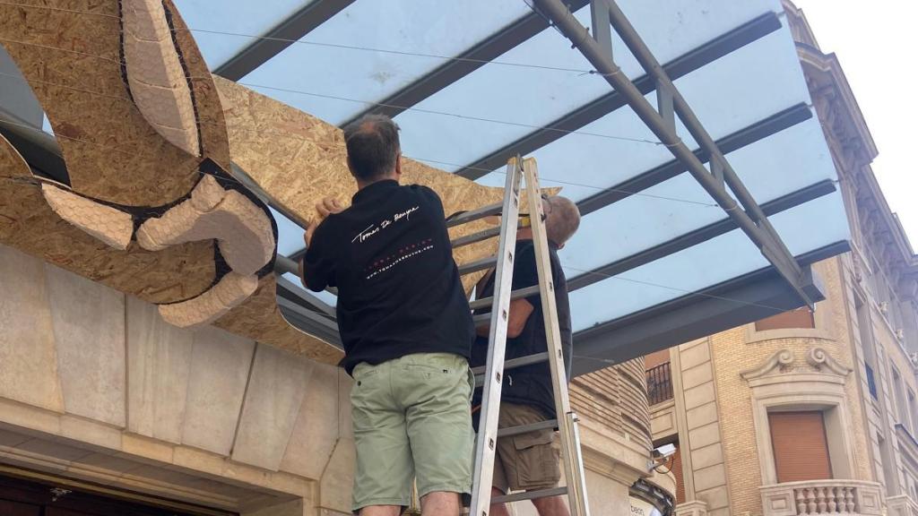 Montaje de la decoración de la entrada del Teatro Principal.