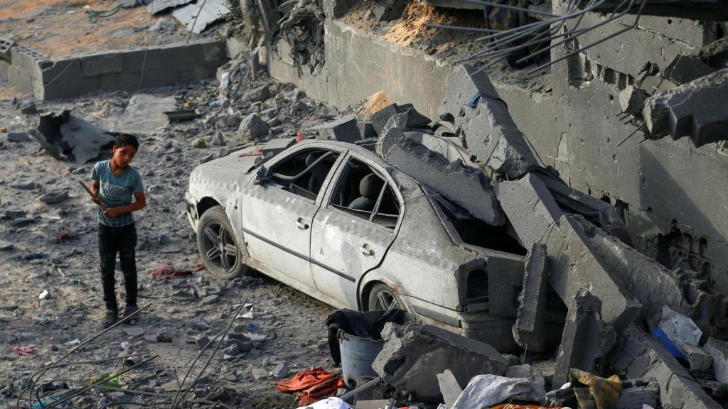 Un niño palestino junto a los daños causados por un ataque israelí, en Jabalia, al norte de Gaza.