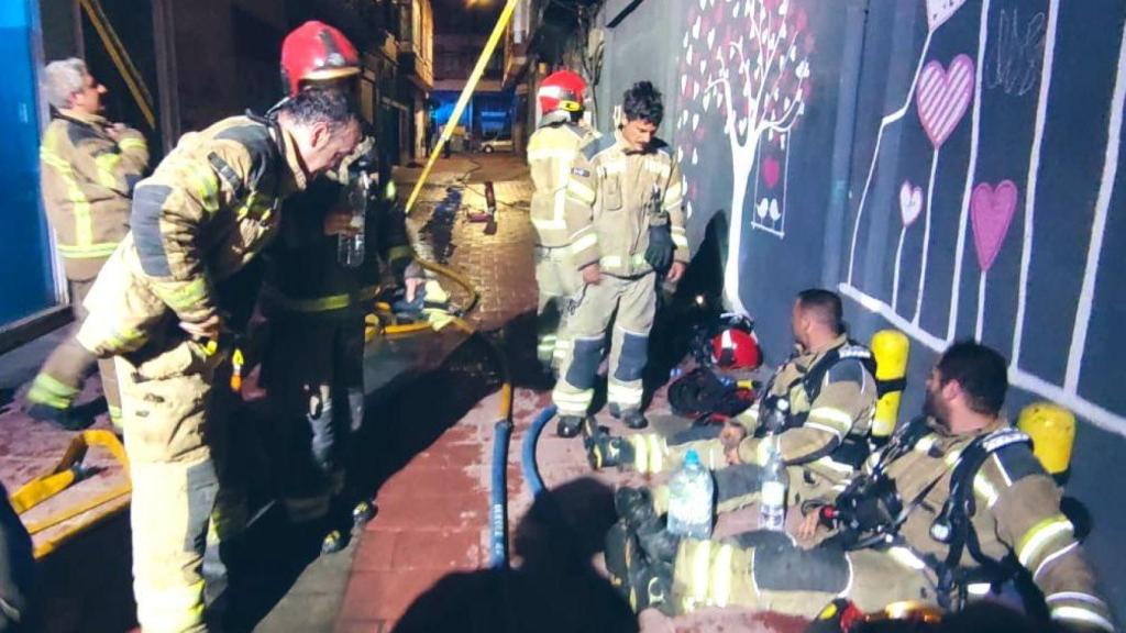 Los bomberos durante la extinción del incendio en la calle Comunidades
