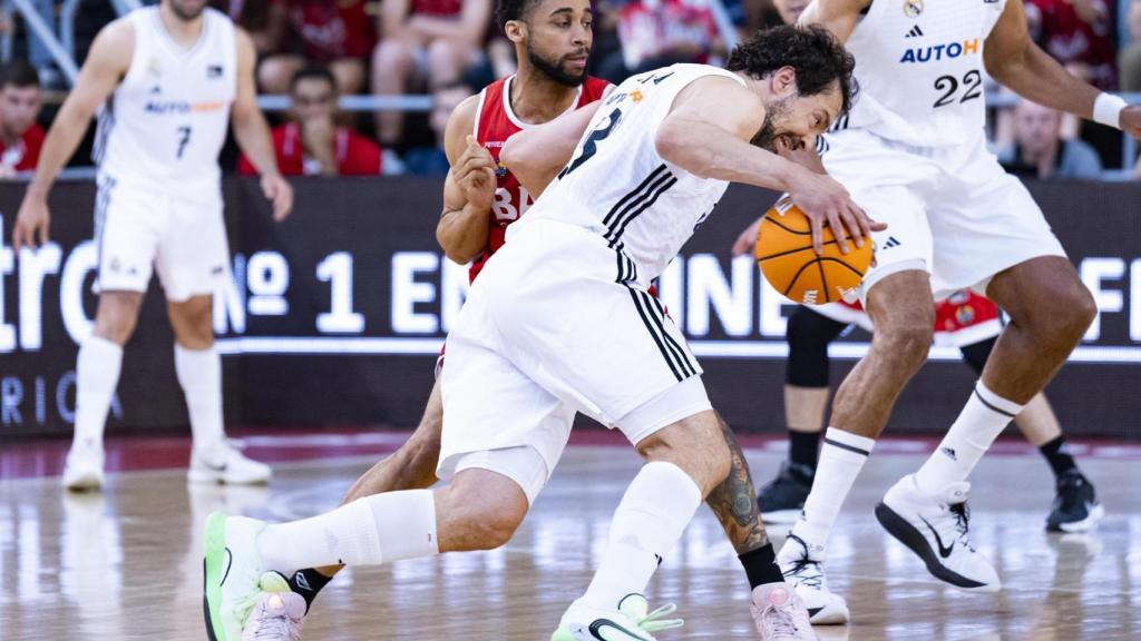 Sergio Llull intenta superar a un jugador de BAXI Manresa.