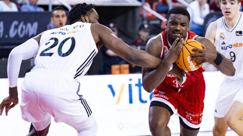 Retin Obasohan juega ante Bruno Fernando.