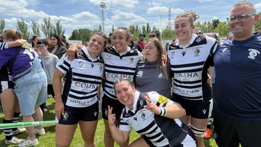 Varias jugadoras celebran el título en Pepe Rojo