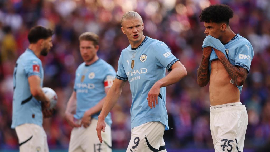 Haaland habla con O'Reilly tras el gol del Crystal Palace en la final de la FA Cup.