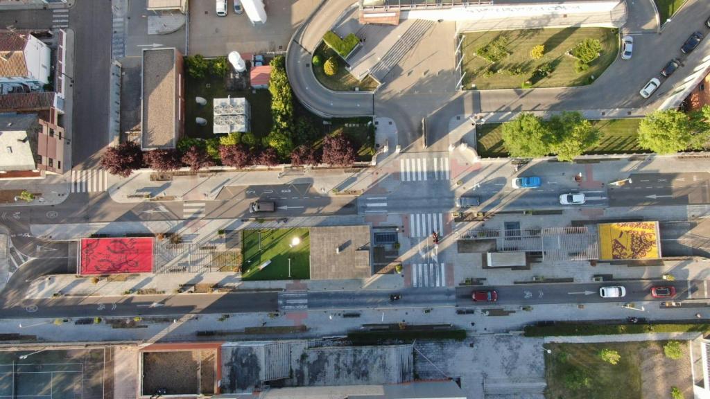 Vista aérea de los nuevos murales del Ayuntamiento de Zamora en el aparcamiento del Hospital Virgen de la Concha