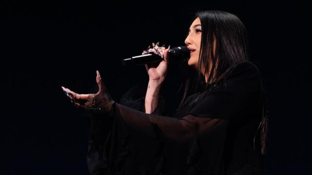 Yuval Raphael durante su actuación en la segunda semifinal del 69 Festival de Eurovisión en el St. Jakobshalle.