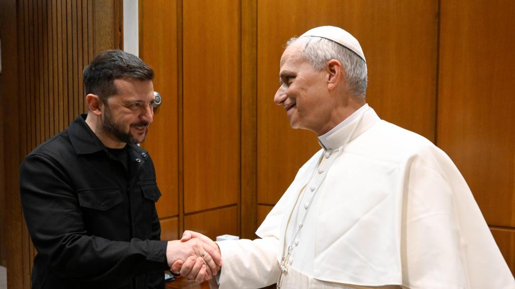El papa León XIV y el presidente de Ucrania, Volodímir Zelenski.