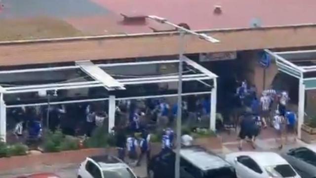 Momento del enfrentamiento entre las dos aficiones