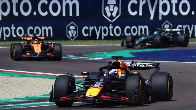 Max Verstappen liderando la carrera del GP de Emilia-Romaña.
