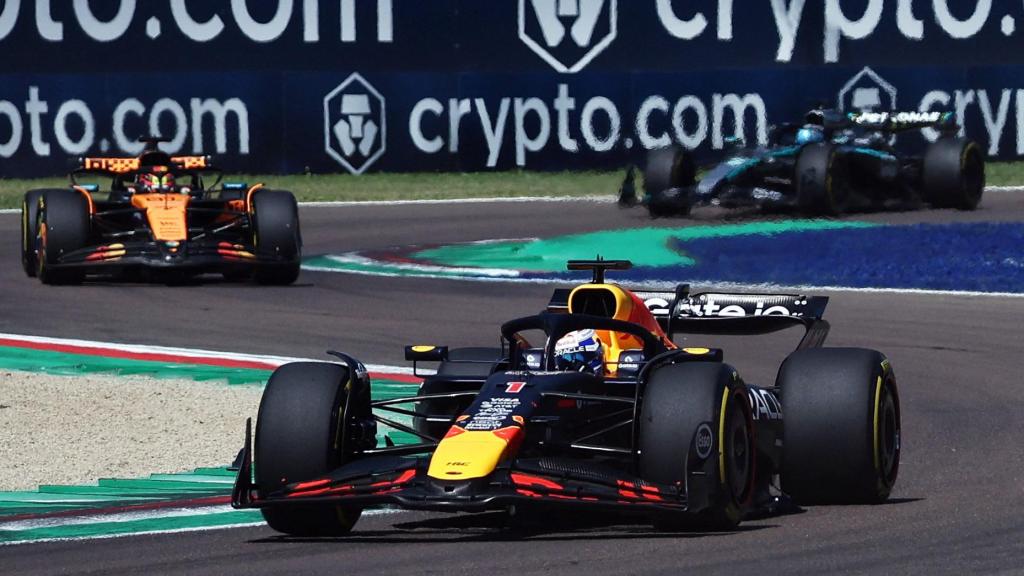 Max Verstappen liderando la carrera del GP de Emilia-Romaña.