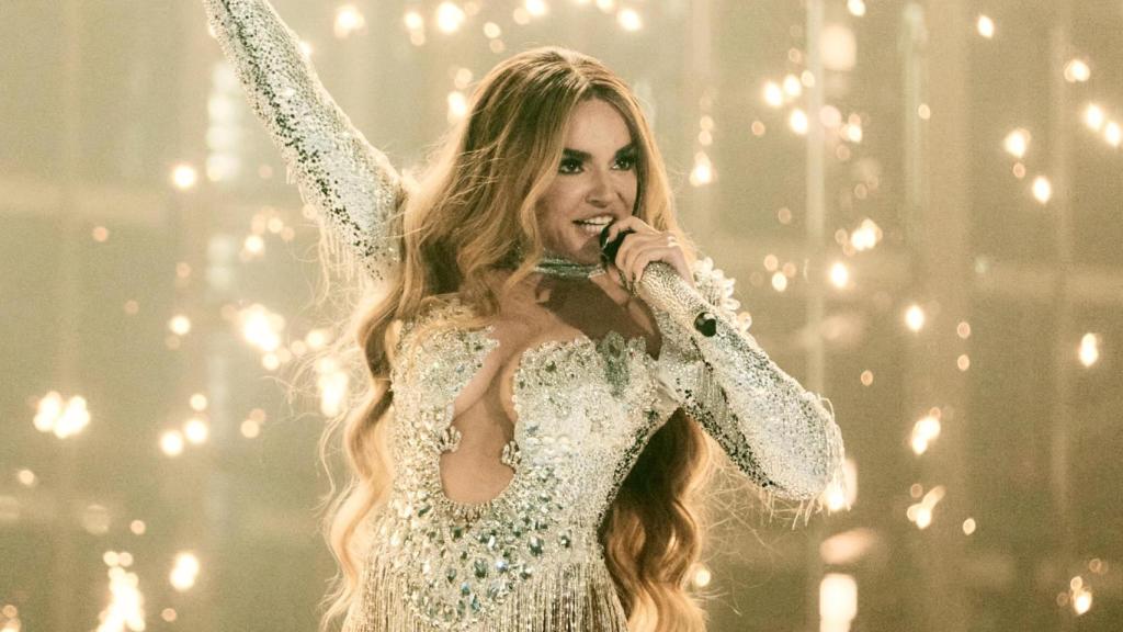 Melody durante su actuación en la final de la 69 edición del Festival de Eurovisión en el St. Jakobshalle.