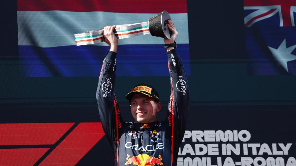 Max Verstappen celebra la victoria en el GP de Emilia-Romaña.