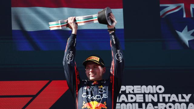 Max Verstappen celebra la victoria en el GP de Emilia-Romaña.