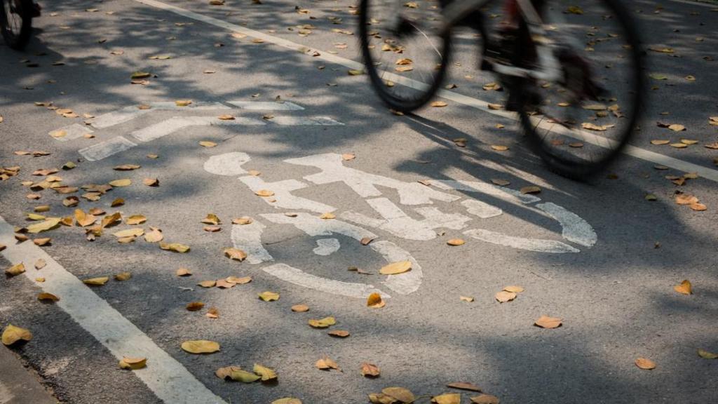 Una bicicleta en un carril bici, en una imagen de archivo.