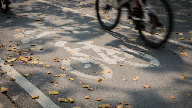 Una bicicleta en un carril bici, en una imagen de archivo.