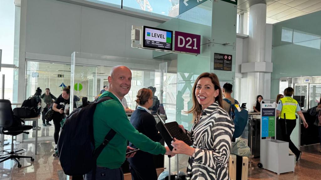 La alcaldesa de Zaragoza, Natalia Chueca, este domingo en el aeropuerto de camino a Estados Unidos, junto a Carlos Gimeno, concejal de Economía, Transformación Digital y Transparencia.