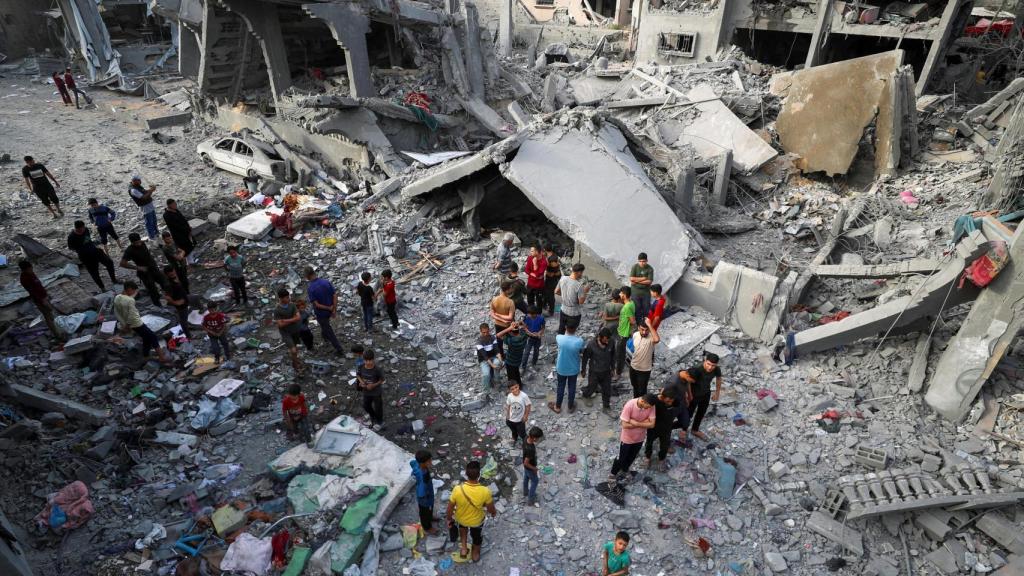 Palestinos observan los escombros causados por un ataque israelí, en el norte de Gaza.