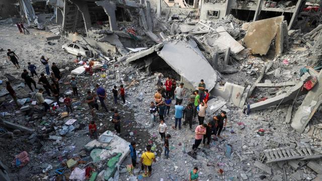 Palestinos observan los escombros causados por un ataque israelí, en el norte de Gaza.
