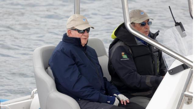 El Rey Juan Carlos y Pedro Campos embarcando, a 18 de mayo de 2025, en Sanxenxo