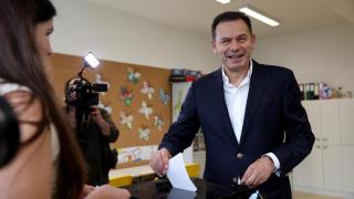 El primer ministro de Portugal y líder de la coalición del Partido Socialdemócrata (PSD) y AD, Luis Montenegro, vota en un colegio electoral durante las elecciones generales en Espinho, Portugal, 18 de mayo de 2025.