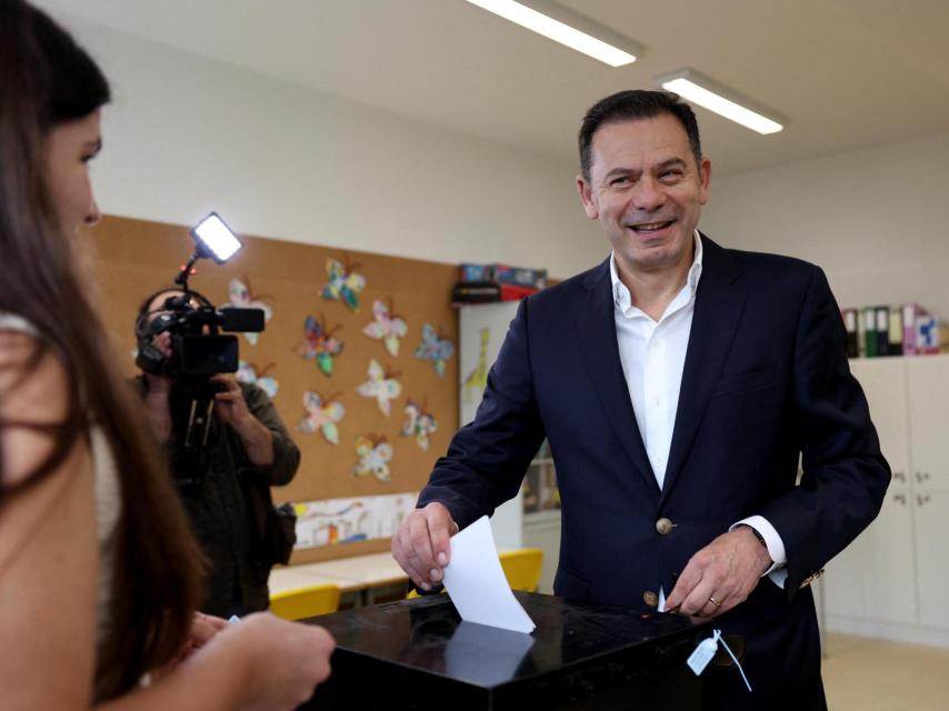 El primer ministro de Portugal y líder de la coalición del Partido Socialdemócrata (PSD) y AD, Luis Montenegro, vota en un colegio electoral durante las elecciones generales en Espinho, Portugal, 18 de mayo de 2025.