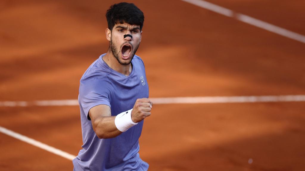 Alcaraz celebra un punto ante Sinner.