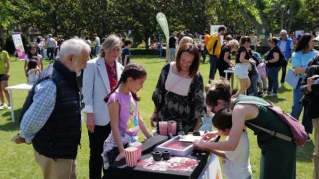 La cosejera Carmen Susín y la directora general Eva Fortea observan una delas actividades organizadas este domingo por el Día de las Familias en los jardines del Edificio Pignatelli de Zaragoza.
