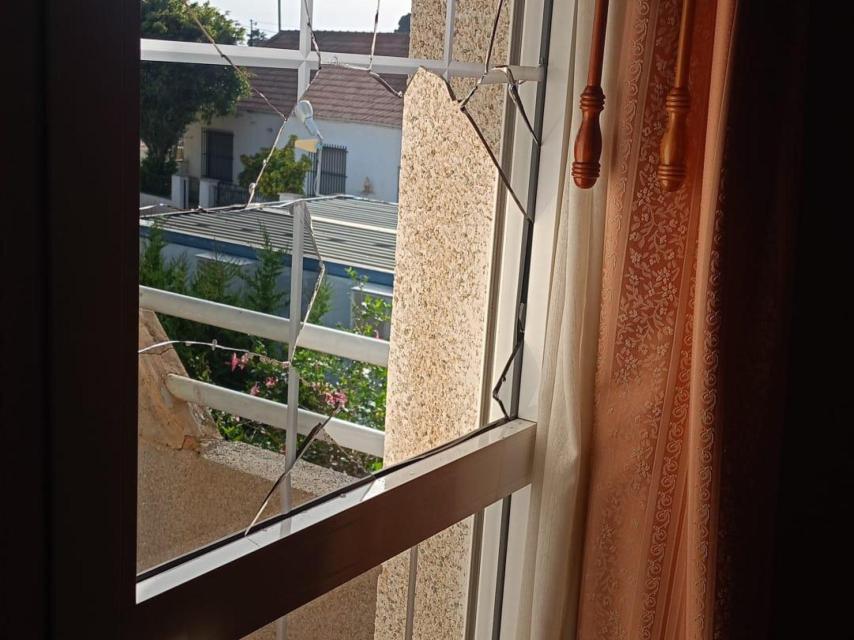 Dos de los ladrones emplearon un pico para romper el cristal roto de la puerta por la que se accede a la primera planta de la casa de este agricultor.