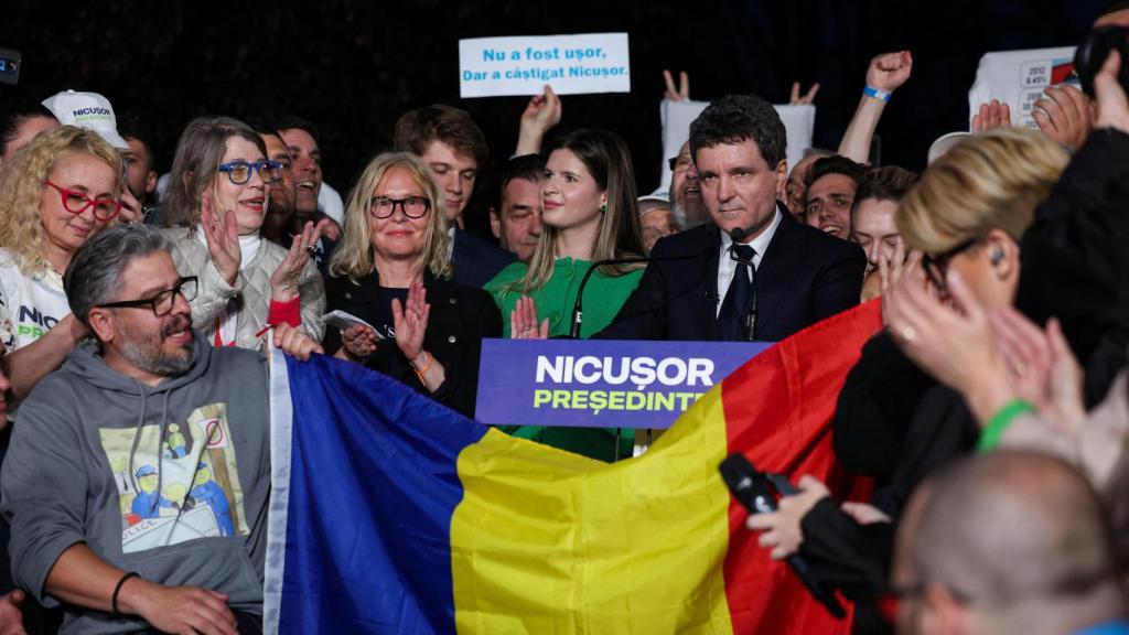 El candidato presidencial Nicusor Dan reacciona a las primeras encuestas de salida de la segunda vuelta de las elecciones presidenciales de Rumania.