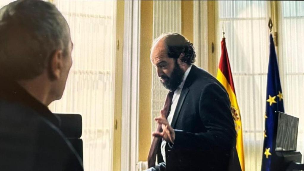 José Coronado (presidente del poderoso grupo mediático Progresa) charla con el ministro Núñez Navarro, alter ego de Ábalos.