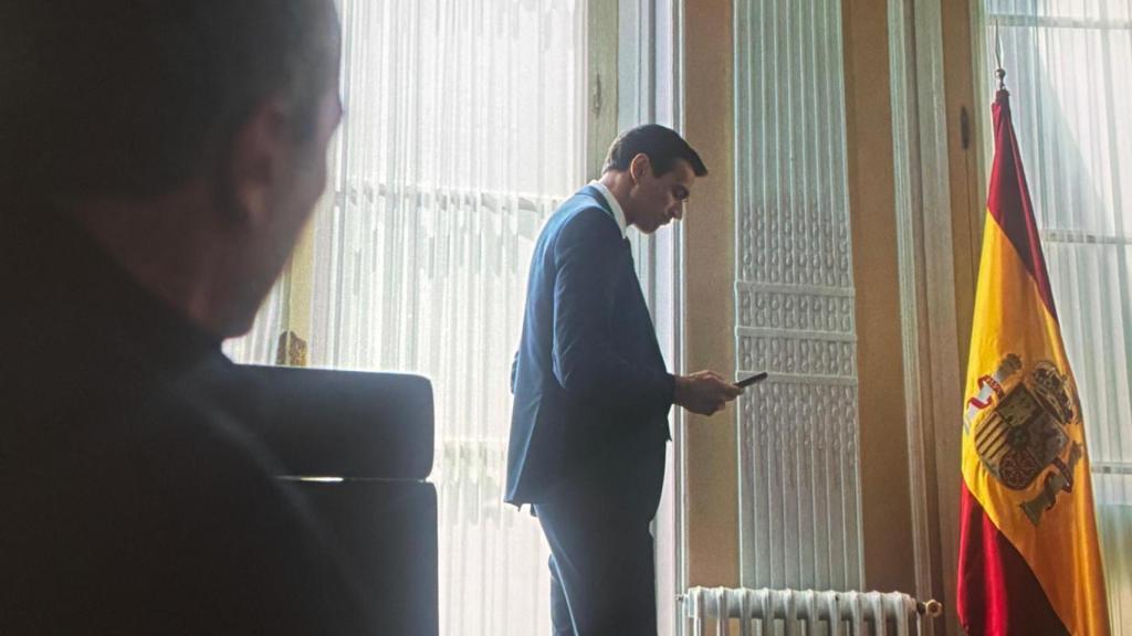 El actor Cristóbal Suárez interpreta al presidente Sánchez en la serie 'Legado'.