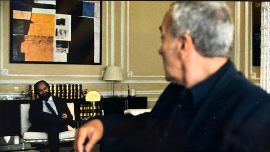 El ministro Núñez Navarro (caracterizado como Ábalos), ante el presidente del grupo Progersa, interpretado por Coronado.