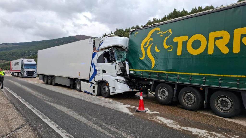 Imagen de los dos camiones en la A-52