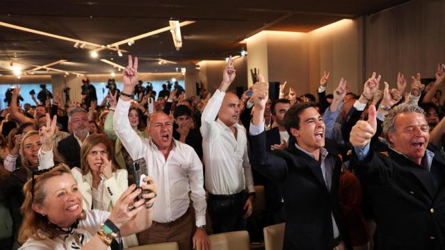 Los partidarios reaccionan a las primeras proyecciones de resultados electorales en la sede nocturna electoral del líder del Partido Socialdemócrata (PSD) y de la Alianza Democrática (AD) de Portugal.