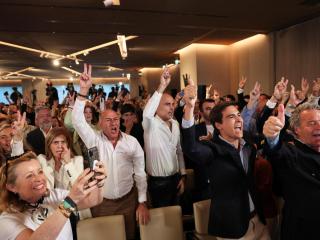 Los partidarios reaccionan a las primeras proyecciones de resultados electorales en la sede nocturna electoral del líder del Partido Socialdemócrata (PSD) y de la Alianza Democrática (AD) de Portugal.