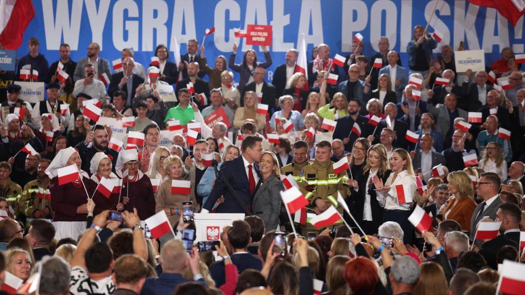 El alcalde de Varsovia, Rafal Trzaskowski , candidato presidencial de la Coalición Cívica, reacciona a las encuestas de salida para la primera vuelta de las elecciones presidenciales de Polonia.