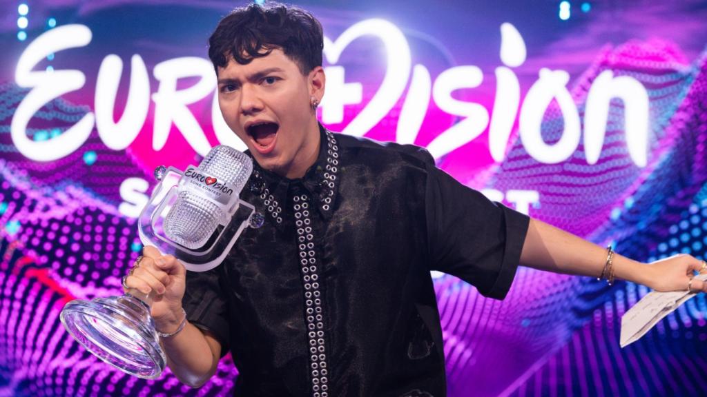 El austriaco JJ levanta el micrófono de cristal como ganador de Eurovisión 2025.
