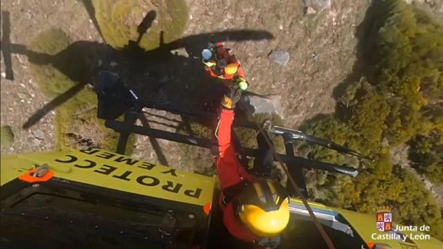 VÍDEO| Rescate aéreo de un montañero tras sufrir indisposición en San Juan de Gredos