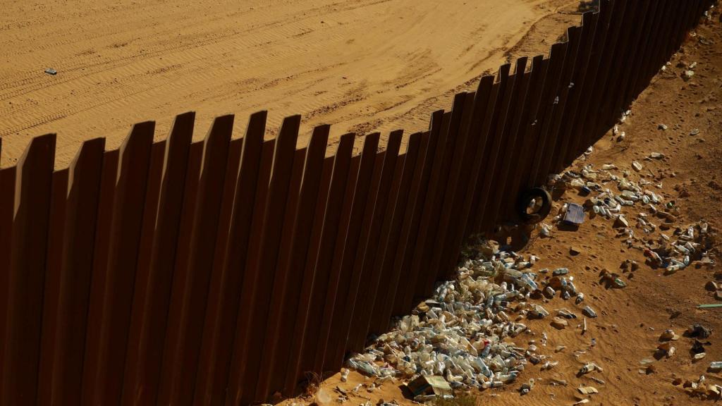 Botellas de plástico junto al muro fronterizo visto desde Ciudad Juárez, 20 de abril de 2025.