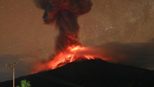 Erupción registrada el pasado 27 de abril en el volcán Lewotobi Laki-laki.