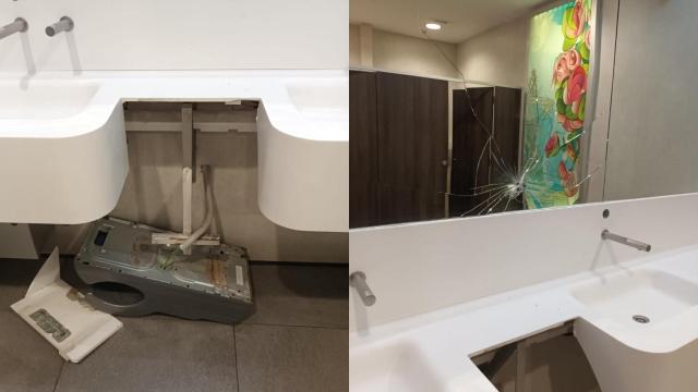 Un baño de la T2 destrozado.