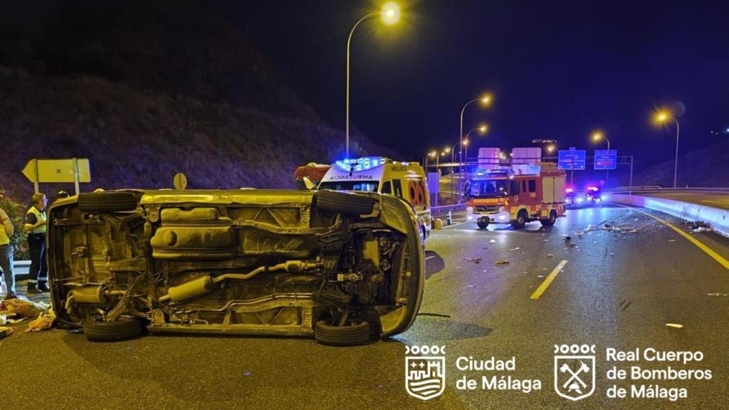 Un vehículo volcó tras el accidente.