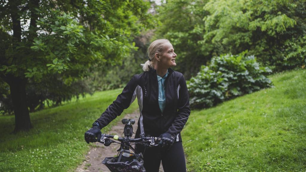 Zaida Cantera llega a la entrevista con su bicicleta y uniforme de ciclista tras practicar deporte