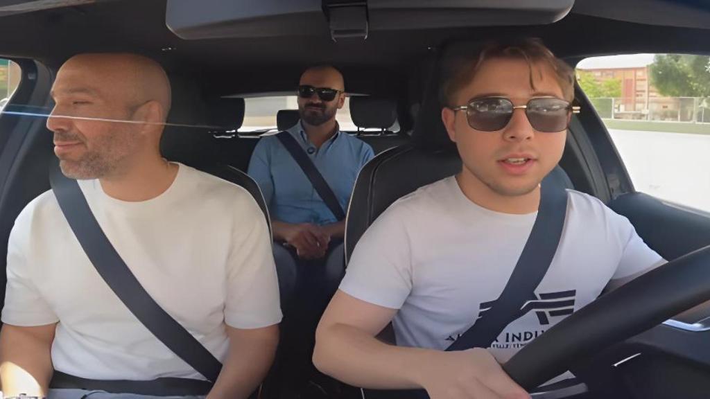 Edén Ruiz, profesor de autoescuela, junto al alumno y el examinador.