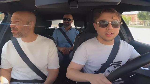 Edén Ruiz, profesor de autoescuela, junto al alumno y el examinador.