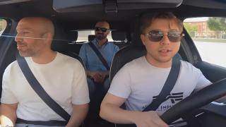 Edén Ruiz, profesor de autoescuela, junto al alumno y el examinador.