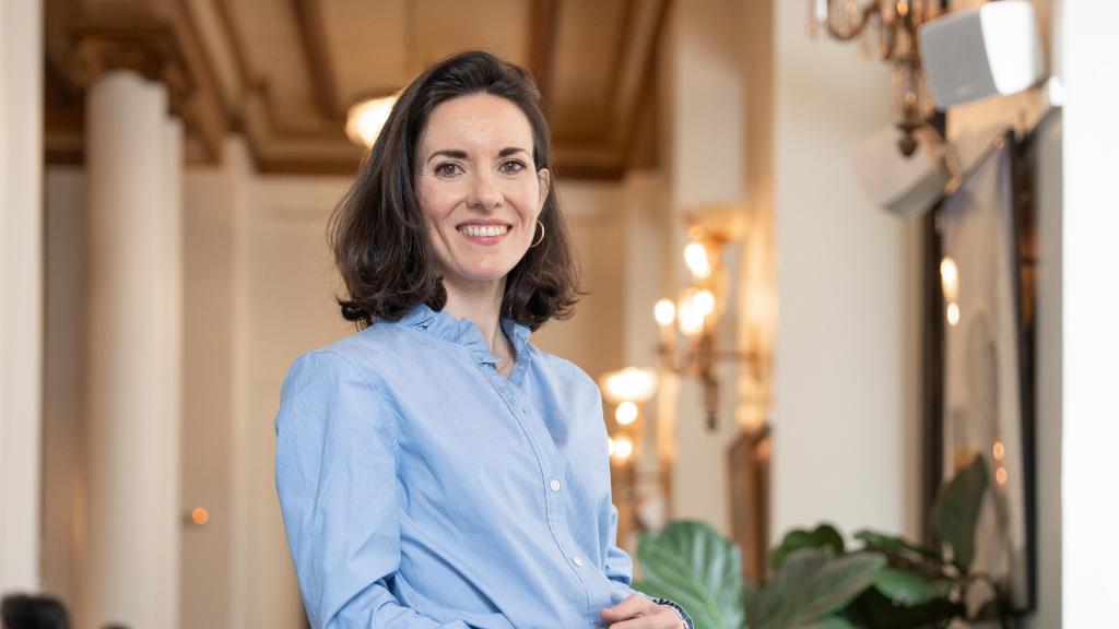 La directiva posa ante el objetivo.