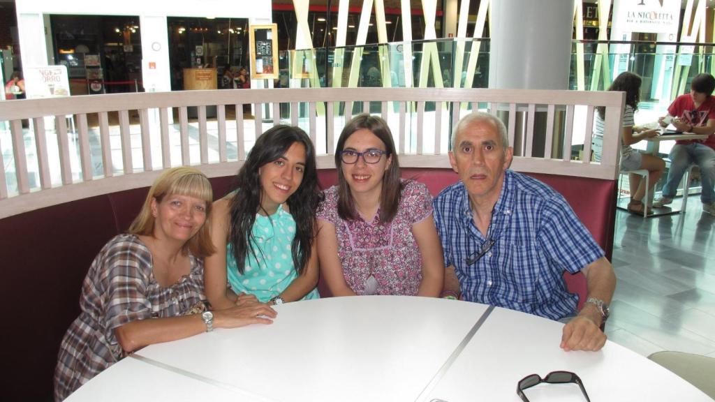 Fotografía de la familia, de izquierda a derecha: Mari Luz, Vanesa, Cristina y Jose Manuel